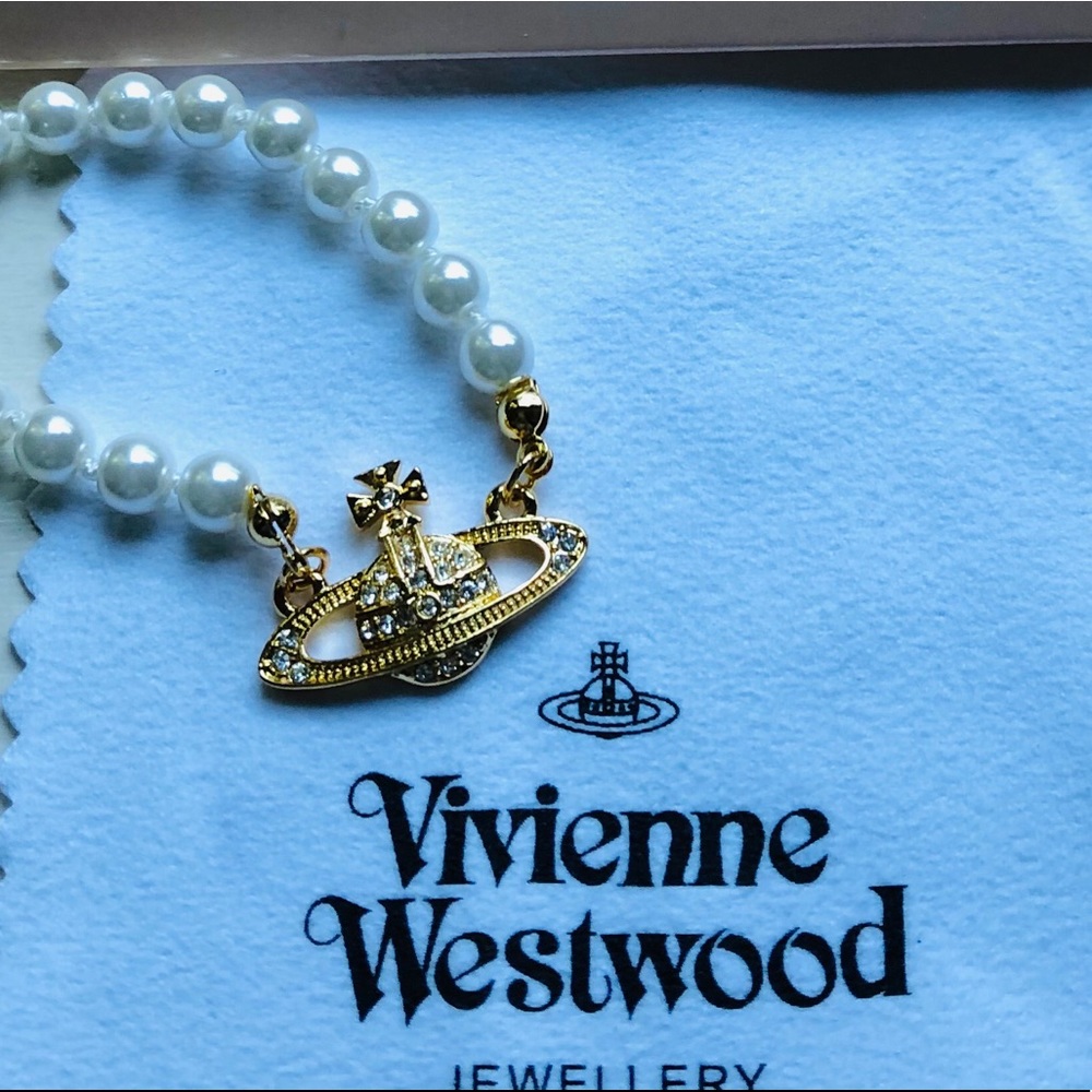 Iconic Vivienne Westwood pearl orbit necklace